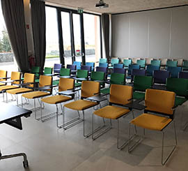 silla con tableta de escritura para sala cursos, seminarios, conferencias