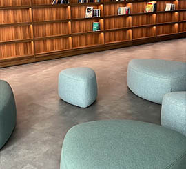 Puf para open-space en muebles de biblioteca